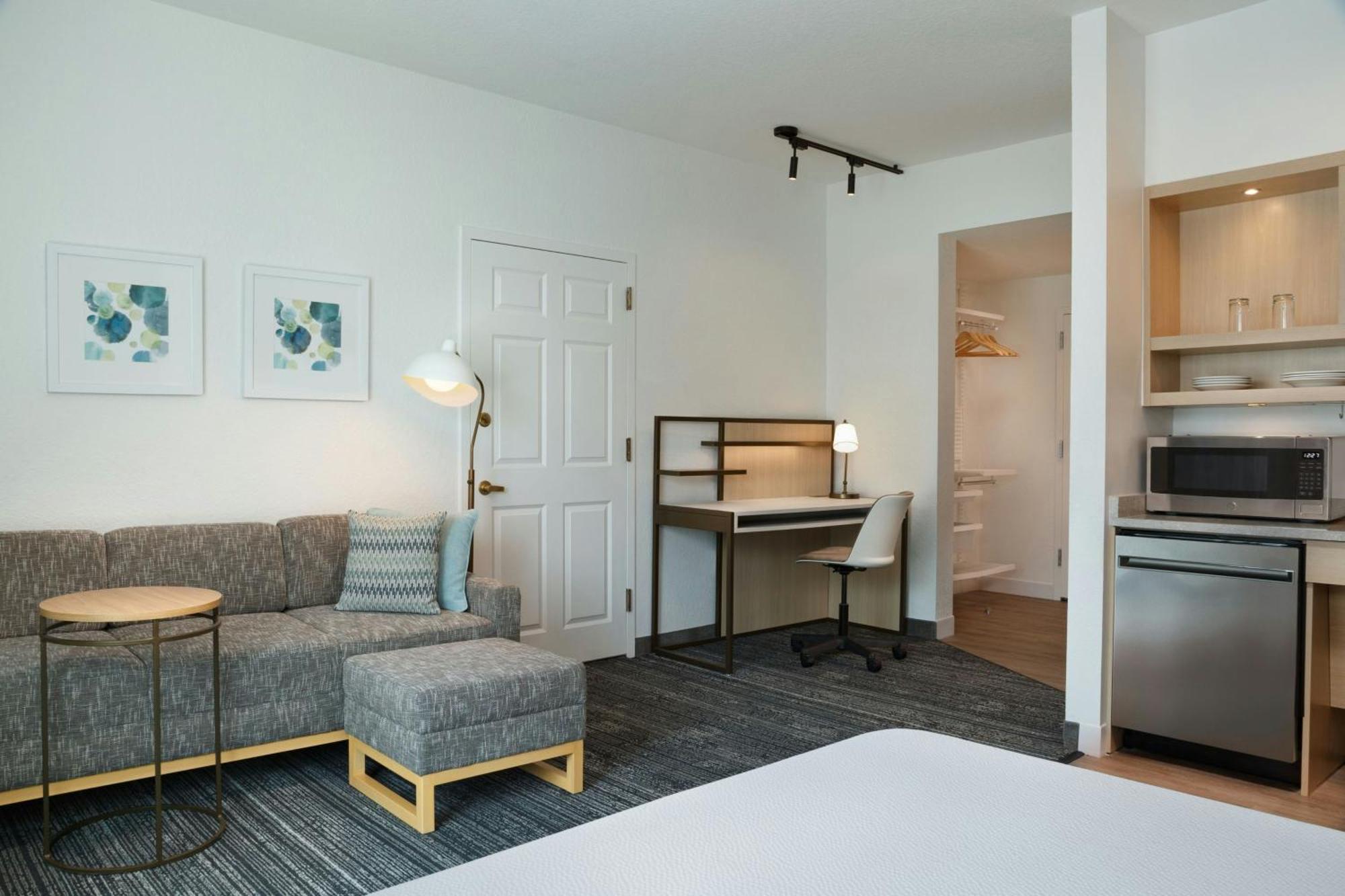 Queen Studio with Sofa Bed and Roll-in Shower - Mobility Accessible